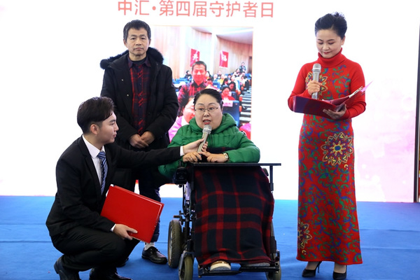 崔红艳(坐轮椅者)在台上讲述自己与丈夫(左二)相濡以沫的动人故事.jpg