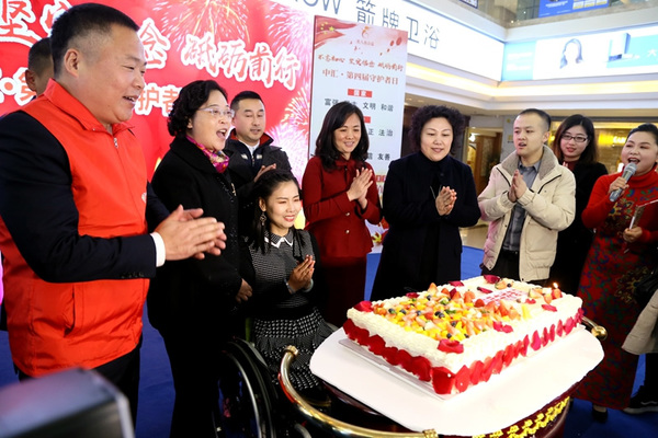 肖卓作还与众多嘉宾一起为“守护者日”唱歌“庆生”,左一为“中国好人”杨士泉.jpg